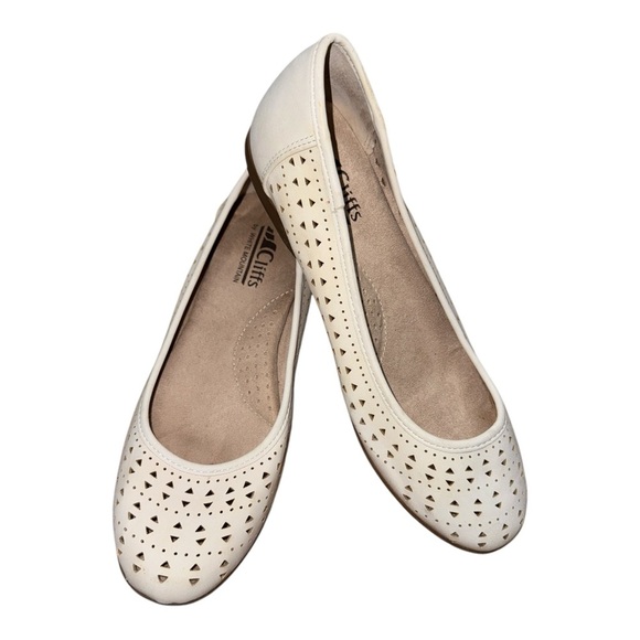 Cliffs by WHITE MOUNTAIN Cream Perforated Loafers - Picture 4 of 4
